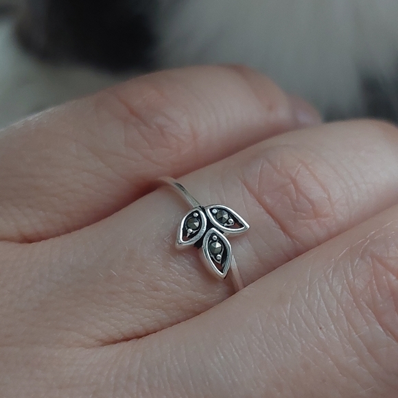 Delicate three-leaf ring, size 8 - Picture 3 of 4